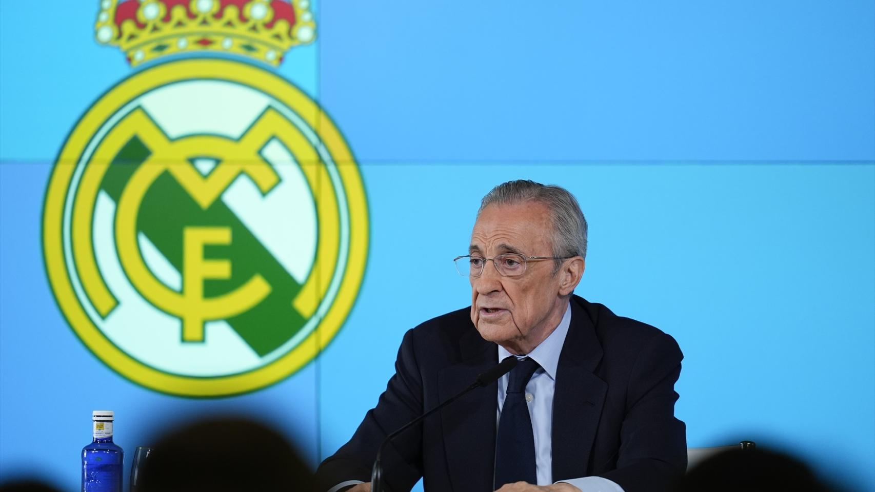 Florentino Pérez atiende a los medios en rueda de prensa.