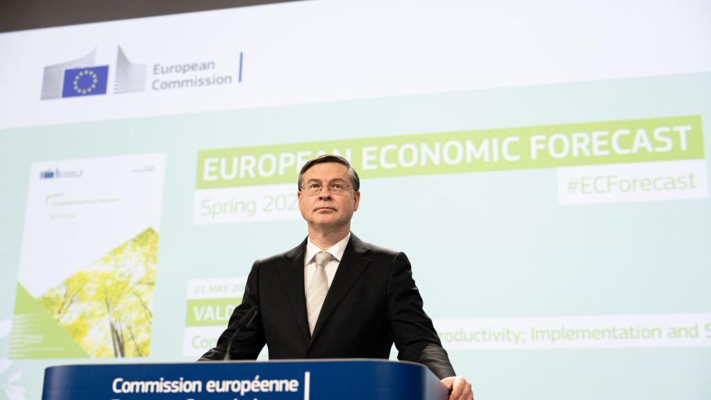 El comisario de Asuntos Económicos, Valdis Dombrovskis, durante la presentación de las previsiones económicas de primavera