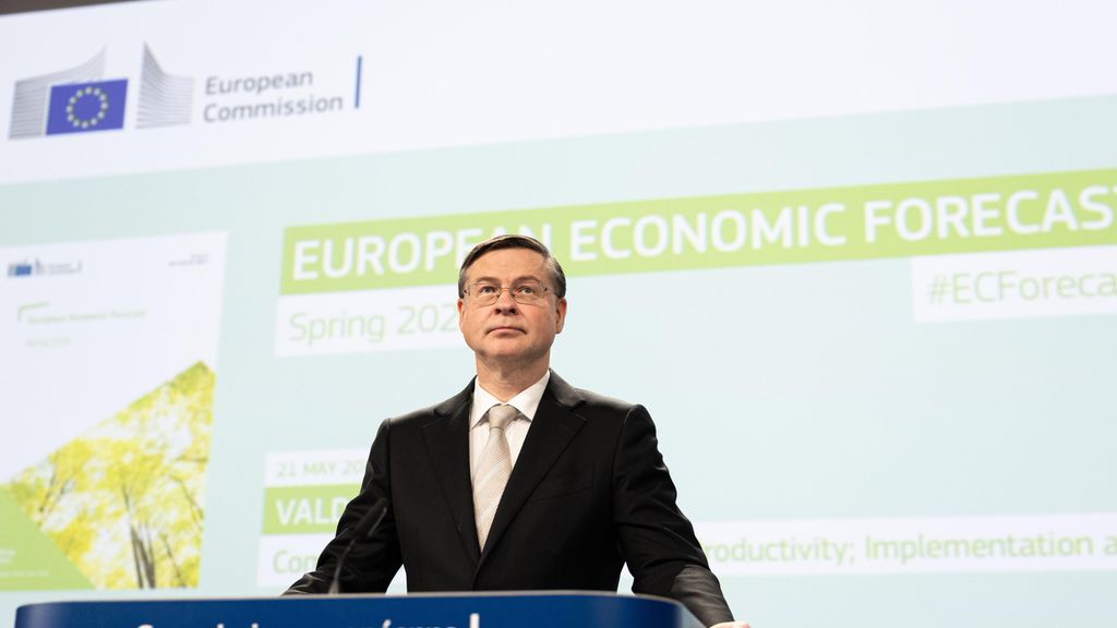 El comisario de Asuntos Económicos, Valdis Dombrovskis, durante la presentación de las previsiones económicas de primavera