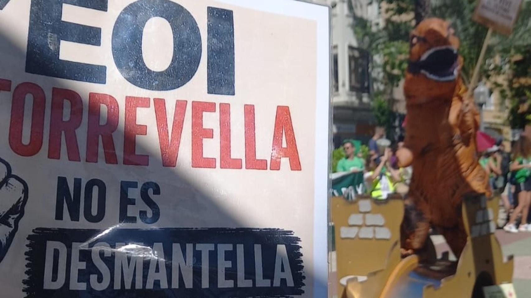 Uno de los carteles de la EOI Torrevieja en la manifestación de este jueves en Alicante.