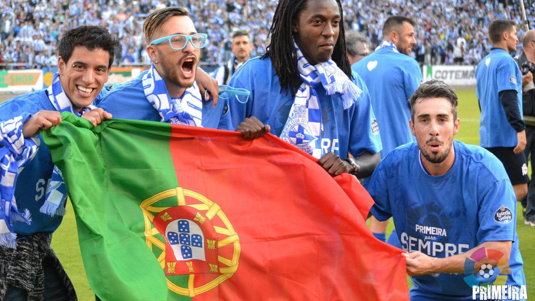 Luisinho celebrando el ascenso del 2013/14 con el resto de portugueses de la plantilla.