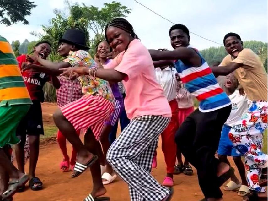 Algunos jóvenes del grupo durante uno de sus bailes.
