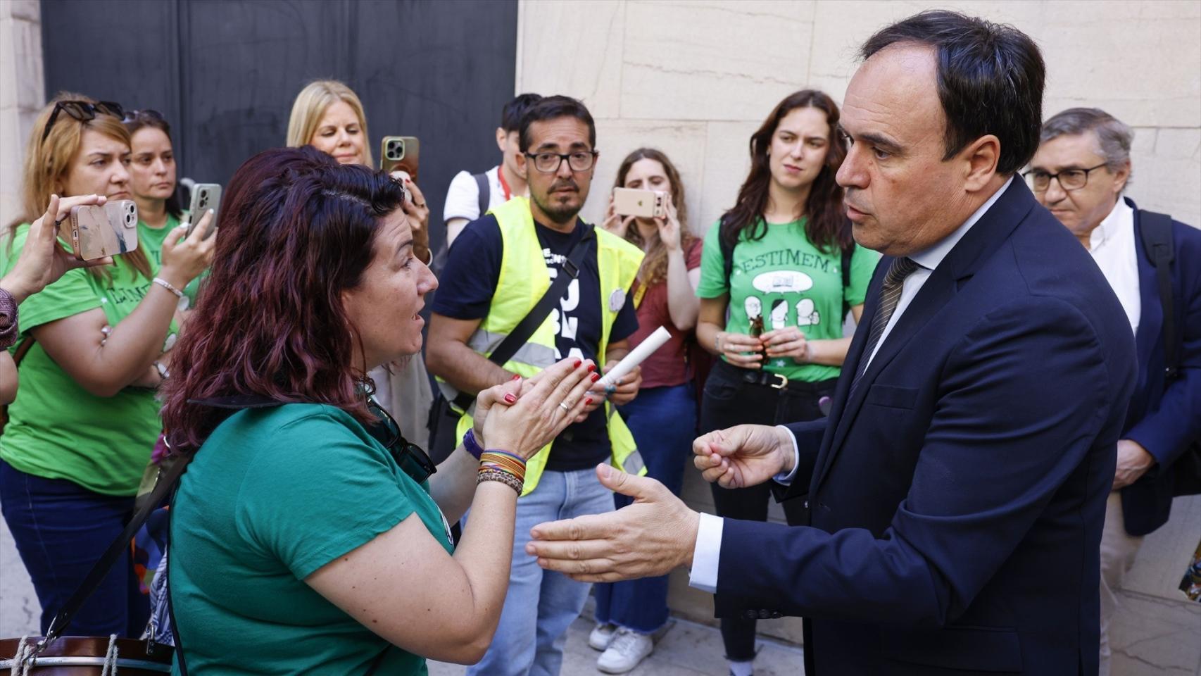 Pérez Llorca, a las puertas de Les Corts con familias y directores de centros. Rober Solsona / EP