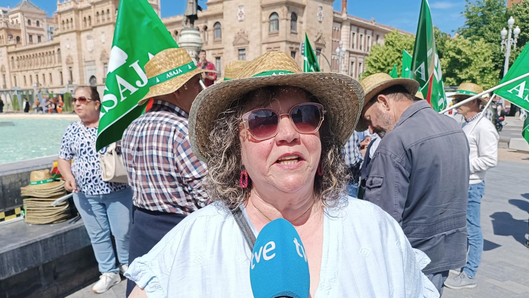 Marisa Cayetano, agricultora soriana, atiende a los medios de comunicación durante la manifestación. 
