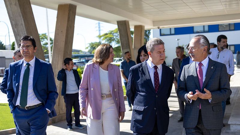 El vicepresidente segundo de la Junta de Comunidades de Castilla-La Mancha, José Manuel Caballero; la consejera de Economía, Empresas y Empleo, Patricia Franco; el presidente autonómico, Emiliano García-Page y el presidente ejecutivo de Grupo Oesía, Luis Furnells.