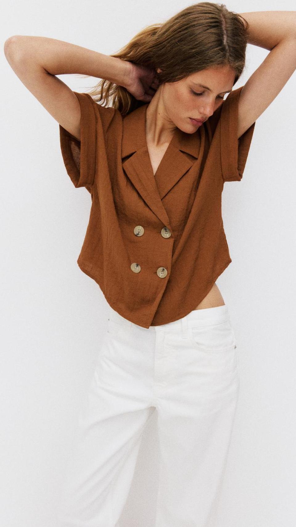 Camisa cruzada de manga corta, de Zara.