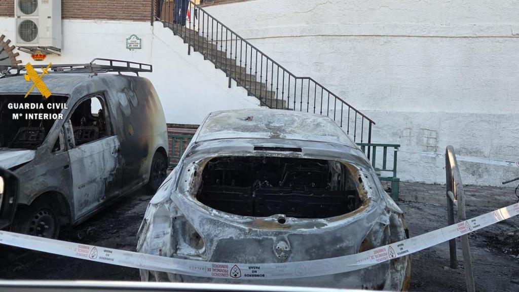 Imagen de un coche calcinado remitida por la Guardia Civil.