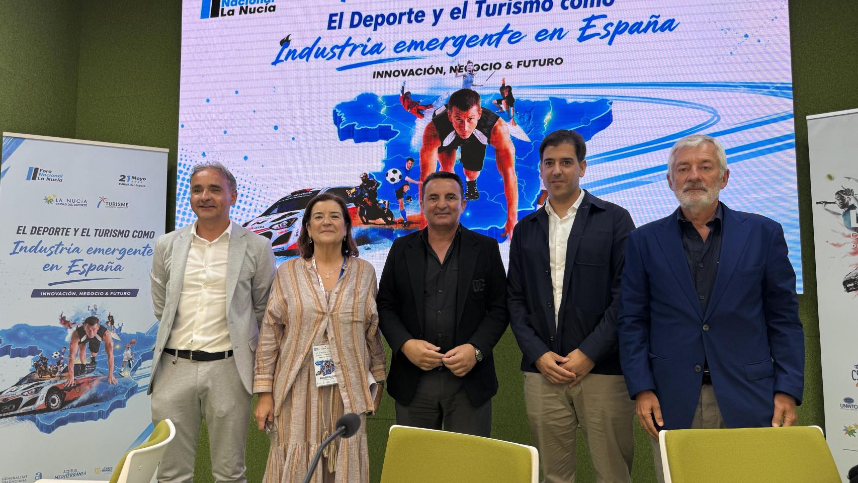 El alcalde de La Nucía, Bernabé Cano (centro), preside el inicio del II Foro Nacional del Deporte y el Turismo como Industria Emergente en España.