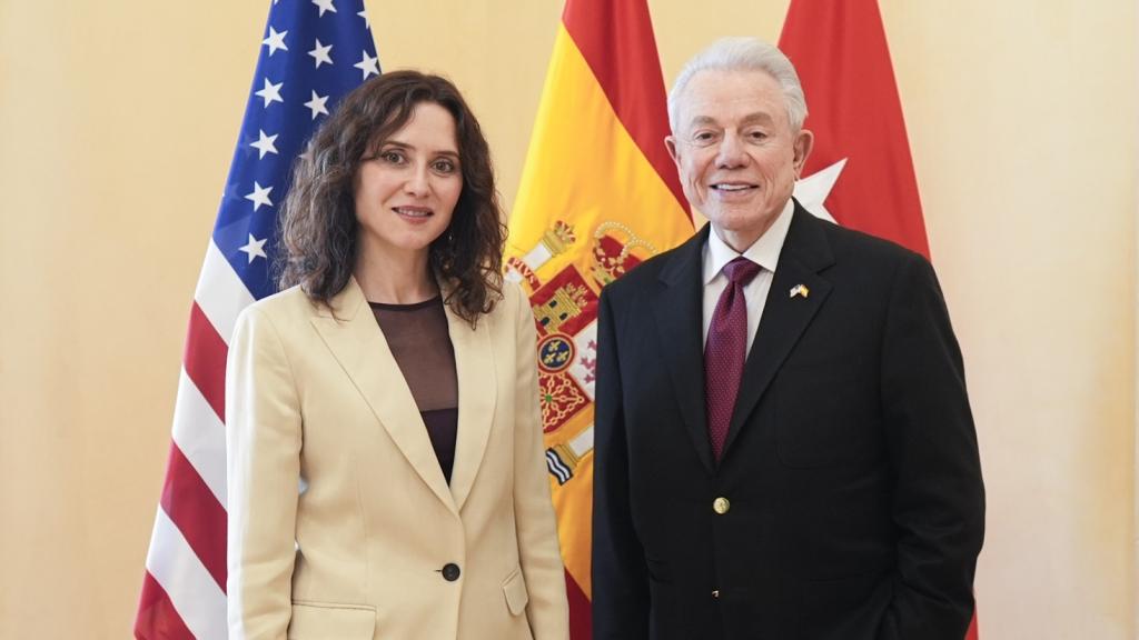 La presidenta de la Comunidad de Madrid, Isabel Díaz Ayuso, recibe al embajador de Estados Unidos en España, Benjamín León Jr.