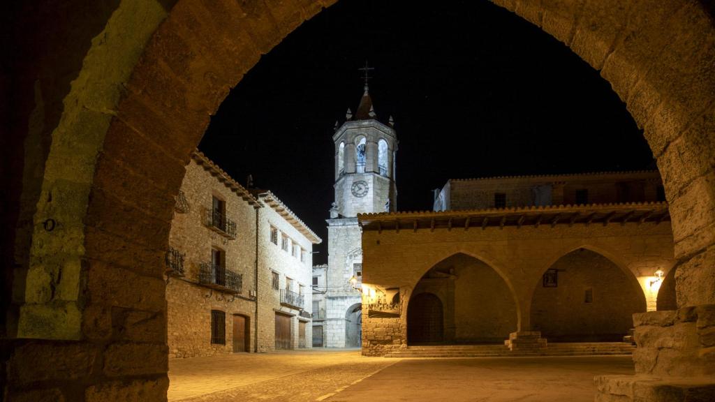 Torre de la iglesia y Plaza de España en Cantavieja