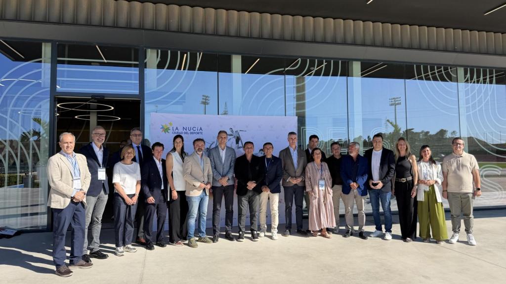 Foto grupal de participantes del foro en La Nucía.
