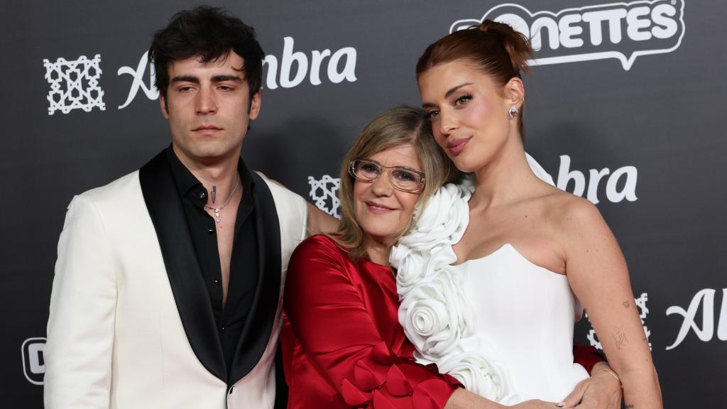 Dulceida con su madre, Anna Pascual, y Àlex Domènech.
