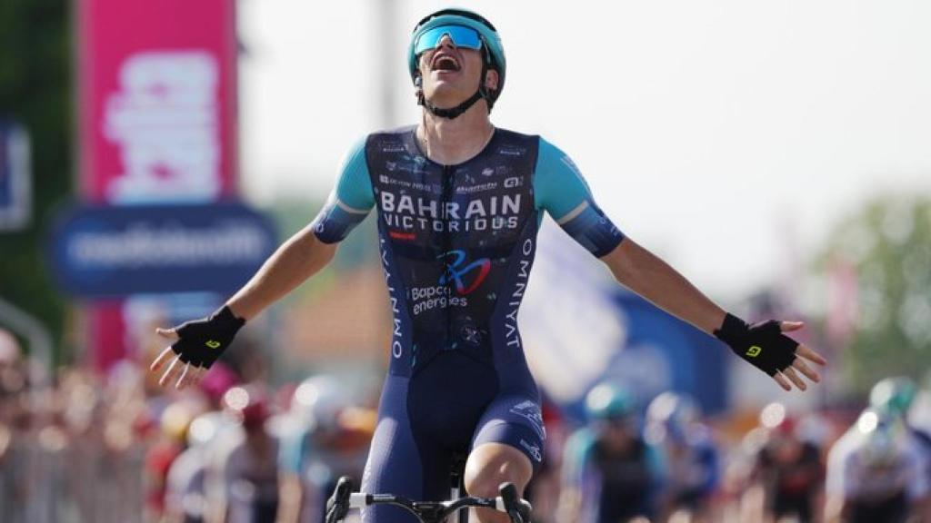 Alec Segaert celebra su victoria en la etapa 12 del Giro de Italia.