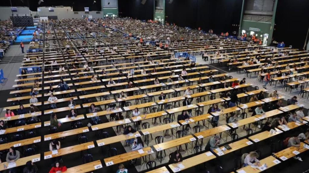 Más de 7.800 personas se examinan en las oposiciones de enfermería en Lalín (Pontevedra), a 9 de mayo de 2026.-EP