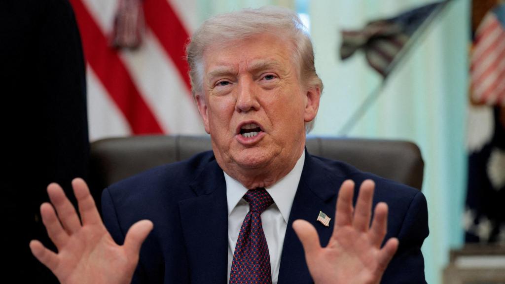 Donald Trump durante la firma de las órdenes ejecutivas en el Despacho Oval.