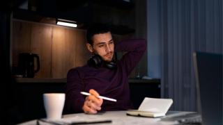 Hombre trabajando por la noche..jpg