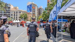 Los agentes de la Policía Local durante una de las mascletás del 2025 en la plaza de Luceros.
