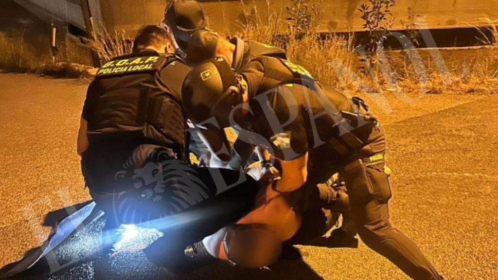 Unos agentes del Grupo Operativo de Apoyo y Prevención (GOAP) de la Policía Local de El Ejido, la madrugada del martes, arrestando a José Manuel.