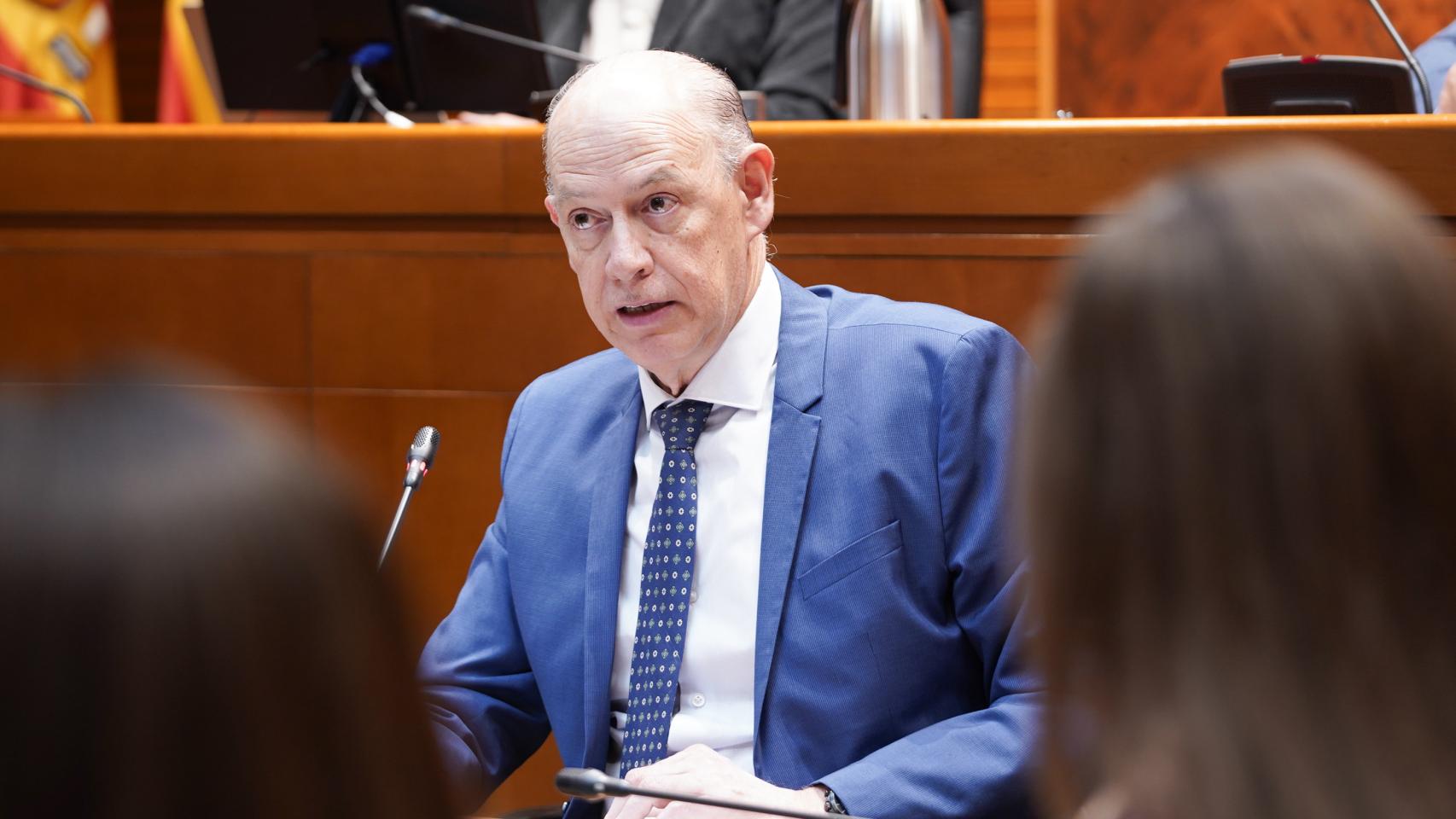 El consejero de Sanidad, Ángel Sanz, durante su intervención en la Comisión 