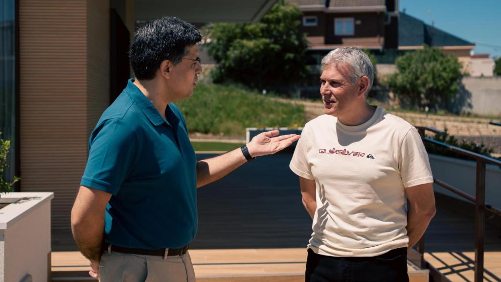 Manuel López y José Ignacio Goñi charlan en el patio de Casa Avintia