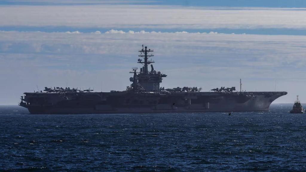 El portaaviones USS Nimitz (CVN 68) y el destructor de misiles guiados USS Gridley (DDG 101).