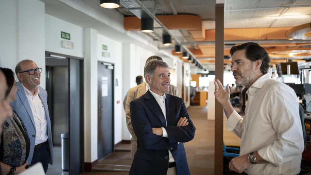 El director adjunto de EL ESPAÑOL, recibe a los tres ponentes en la redacción del diario líder de España.