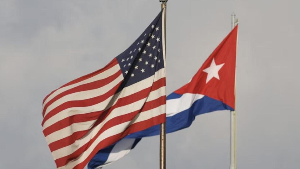 Banderas de Cuba y Estados Unidos junto a la Embajada de EEUU en La Habana, Cuba, el 13 de mayo de 2024.
