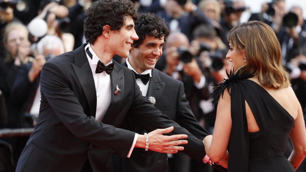 Javier Ambrossi, Javier Calvo y Penélope Cruz en Cannes. Foto: EFE/EPA/TERESA SUAREZ.