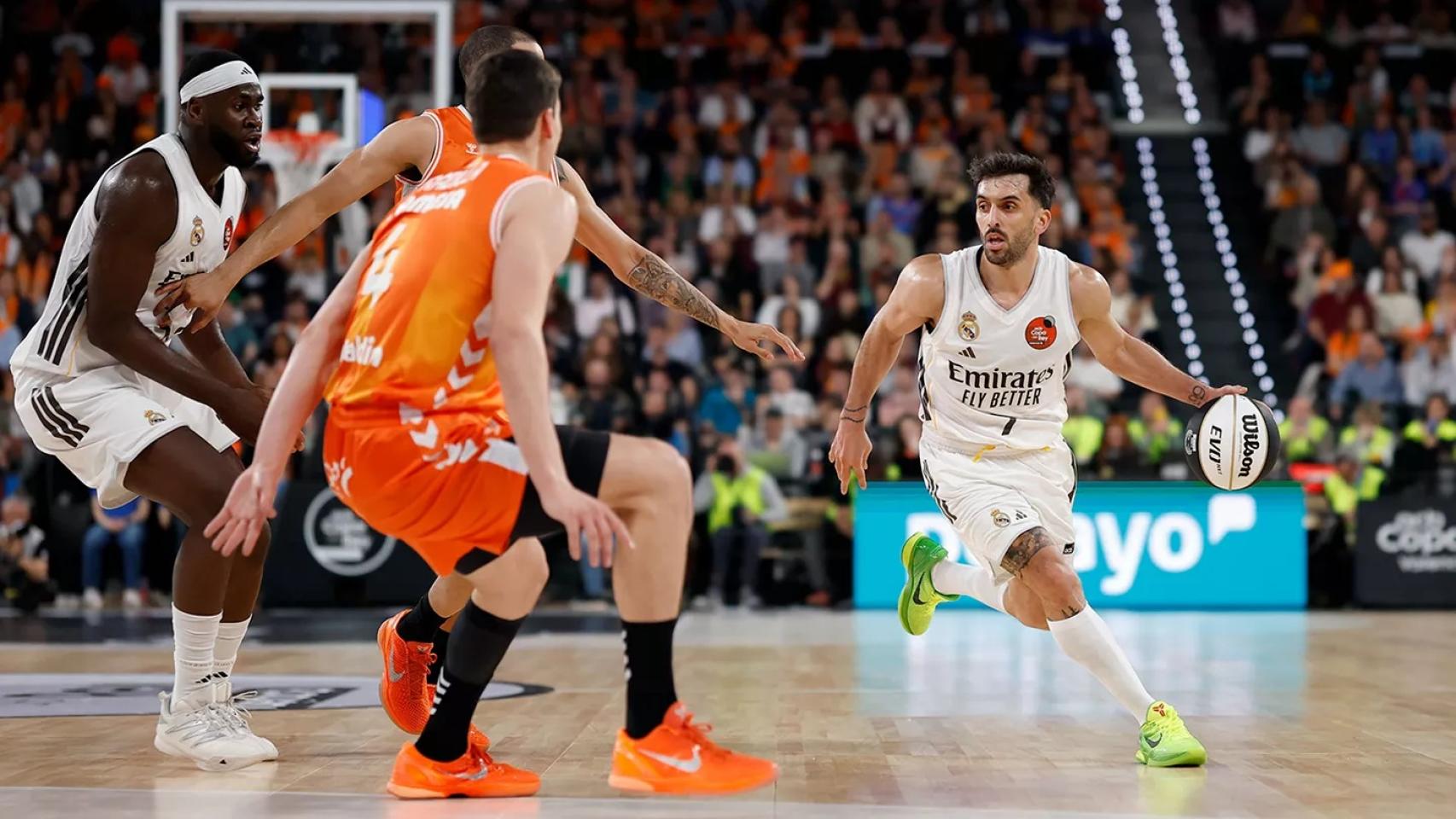 Campazzo conduce el balón presionado por varios jugadores del Valencia Basket.