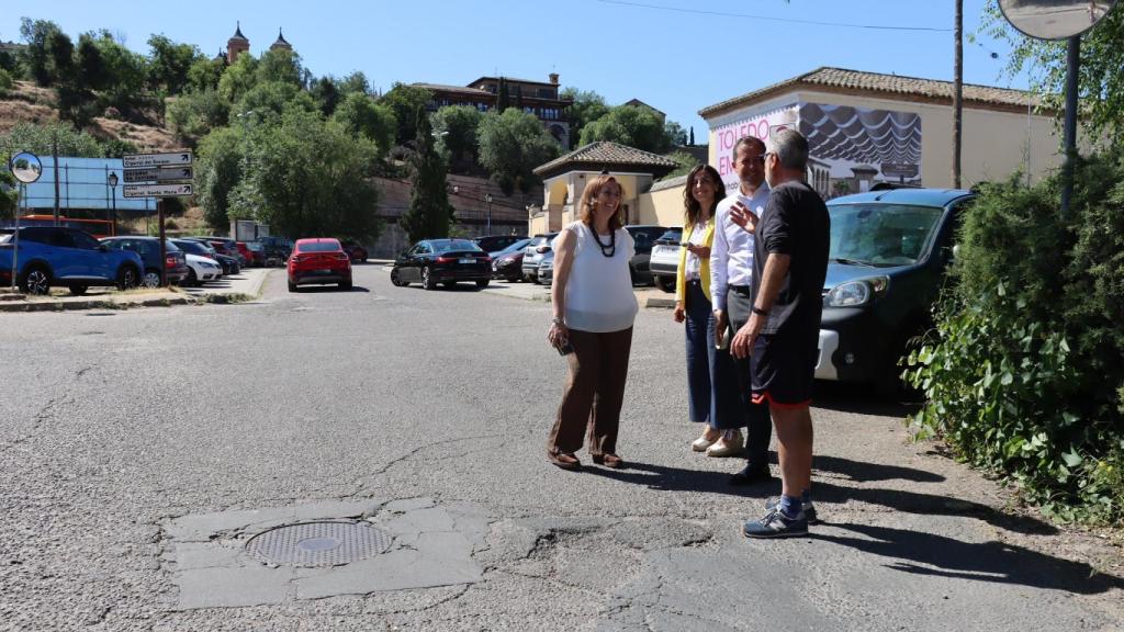 Carlos Velázquez en la zona en la que se construirá la rotonda.
