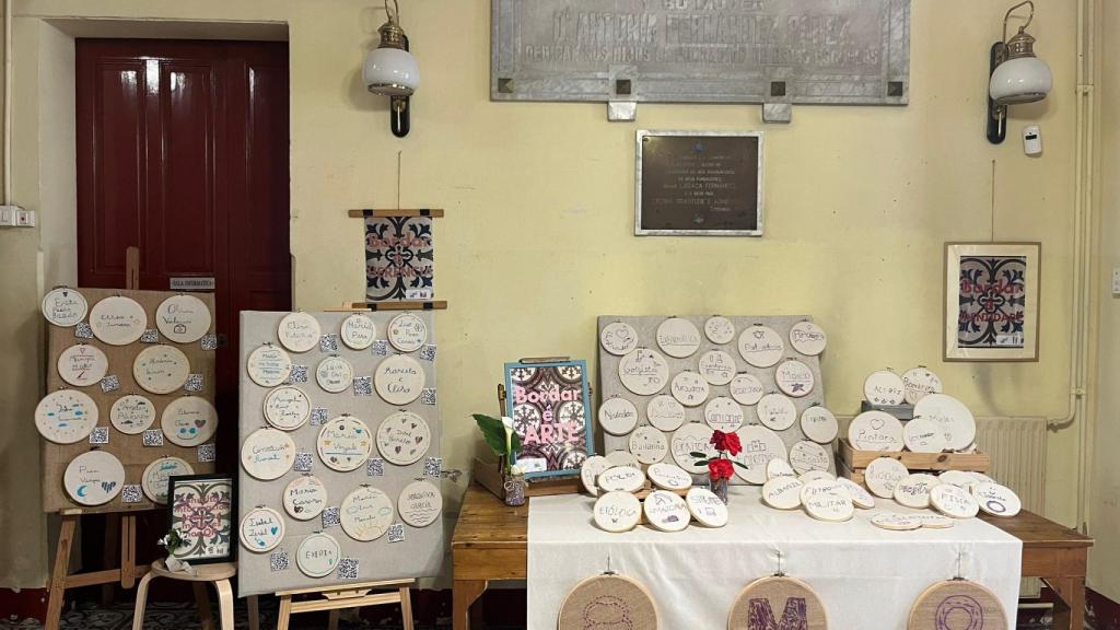 La exposición interactiva de bordados del CEIP Labaca