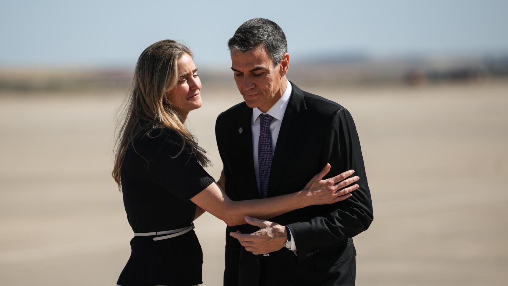  Pedro Sánchez y la vicepresidenta Sara Aagesen, este jueves en la presentación del plan nacional de extinción de fuegos, en Torrejón de Ardoz.