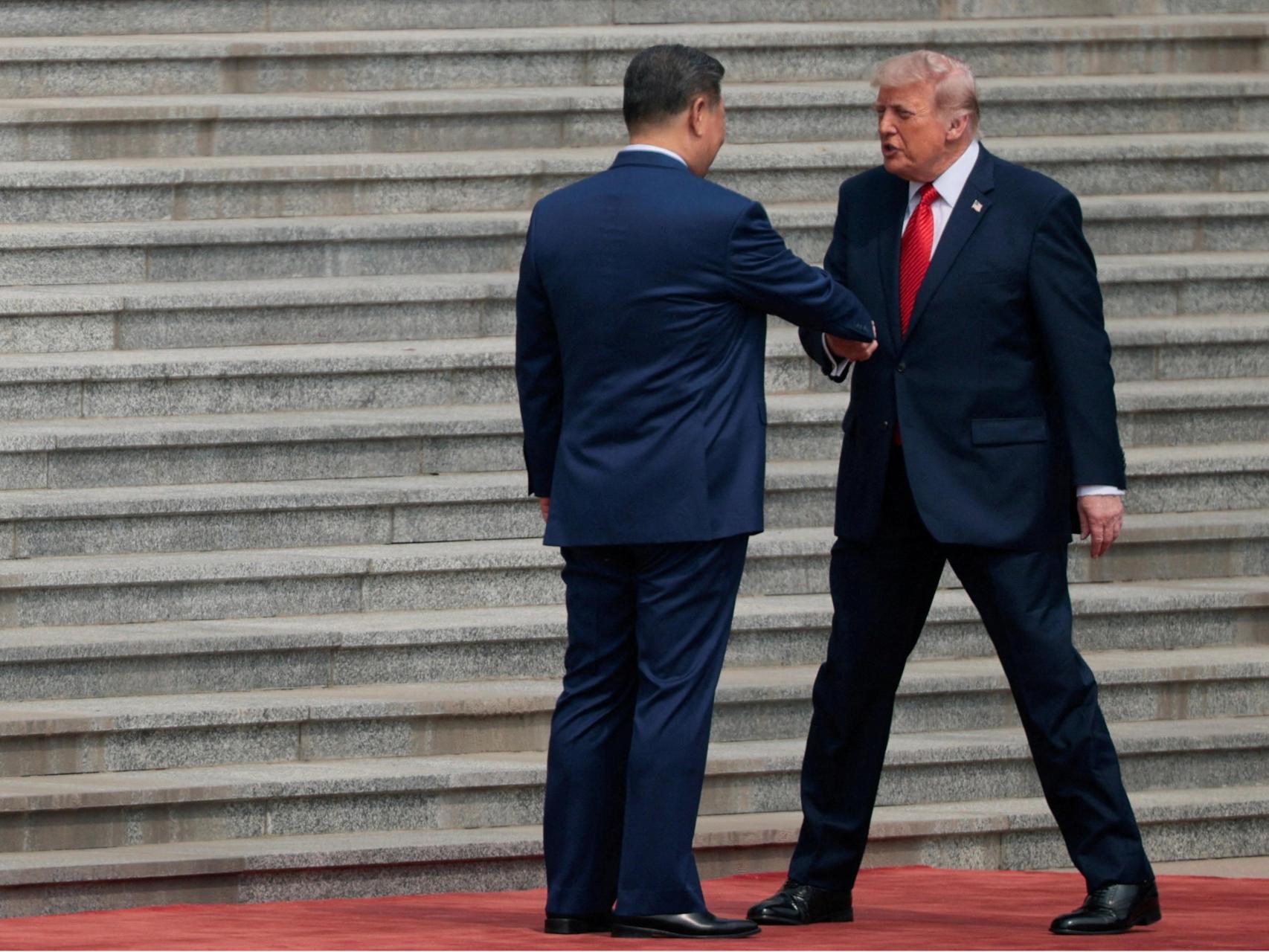 logra parecer más alto que Putin y Trump y les niega los acuerdos que esperaban