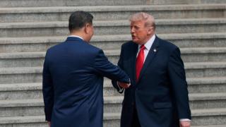 Donald Trump estrecha la mano de Xi Jinping a su llegada al Gran Palacio del Pueblo en Pekín.