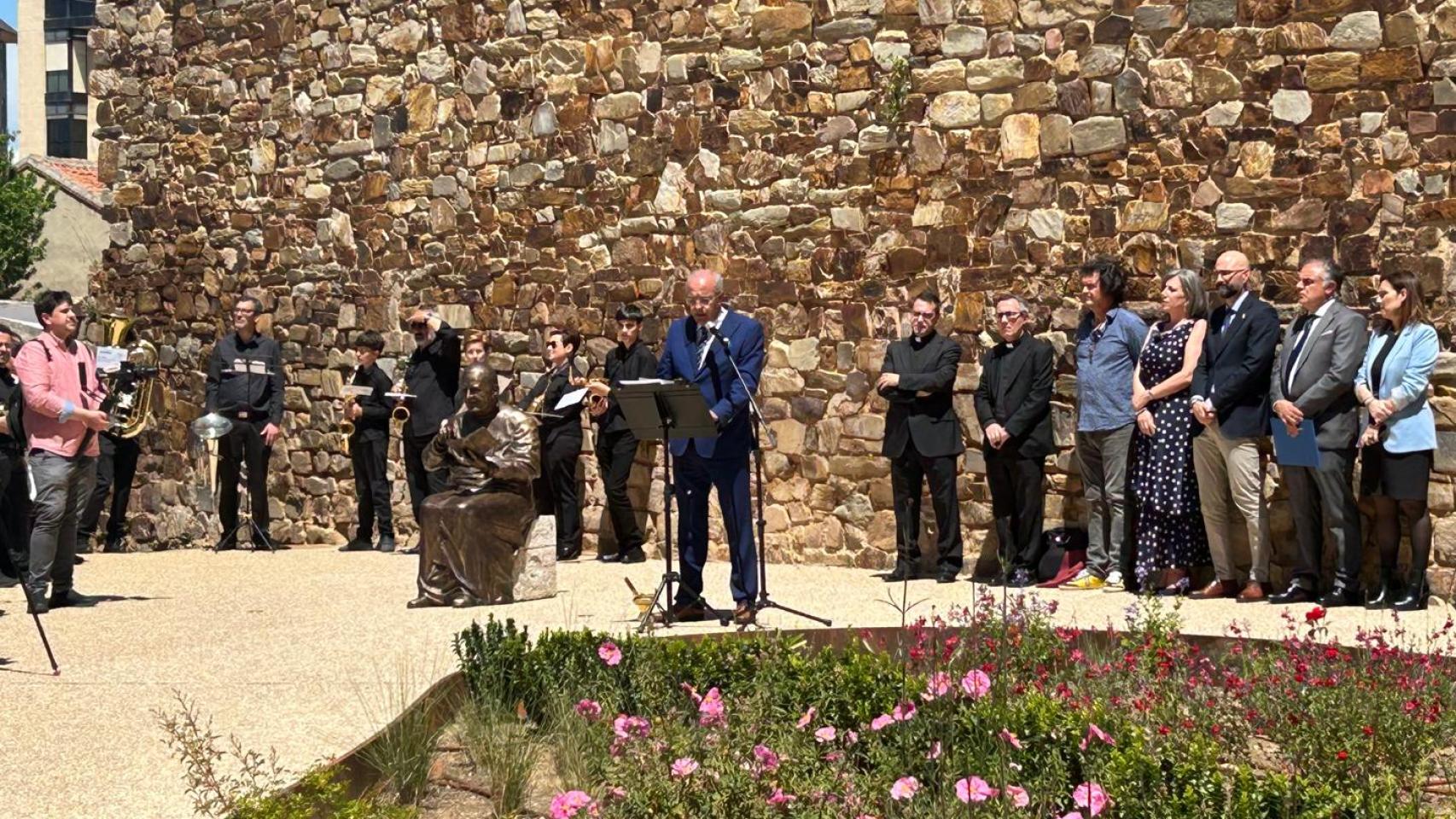  Astorga descubre la escultura dedicada al obispo Juan Bautista Grau y Vallespinós