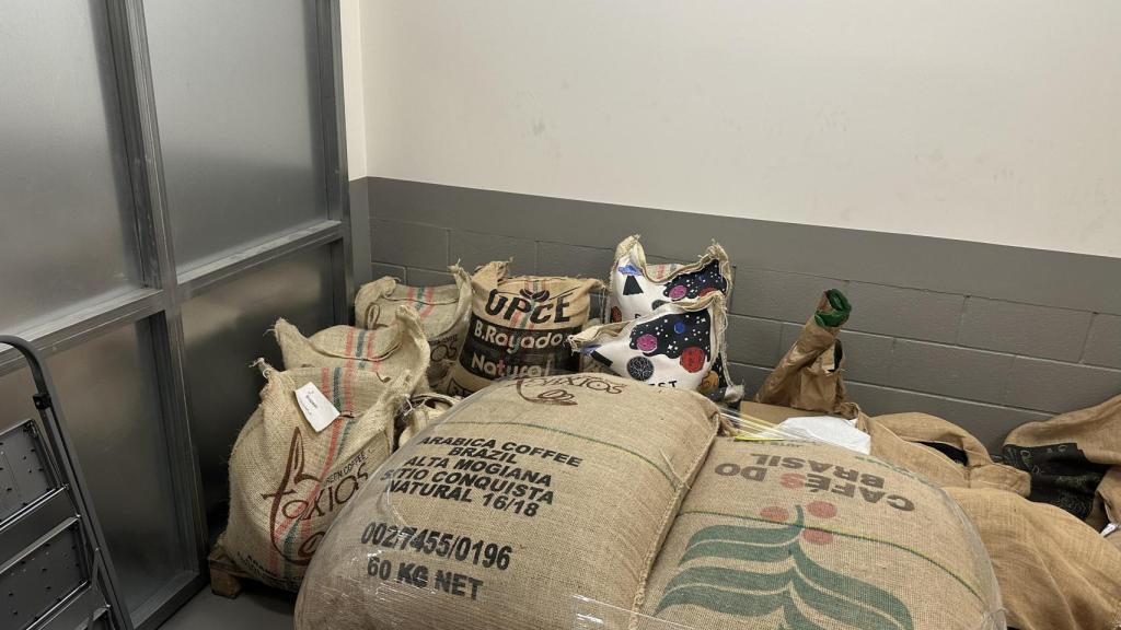 Sacos de café almacenados antes de su procesamiento.