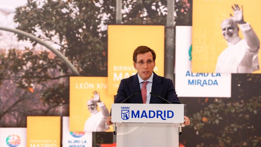 El alcalde de Madrid, José Luis Martínez-Almeida, presenta la imagen institucional que lucirá la capital durante la próxima visita oficial del papa León XIV. 