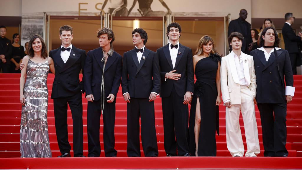 El equipo de 'La bola negra' a su llegada a Cannes posando para la clásica foto de familia.
