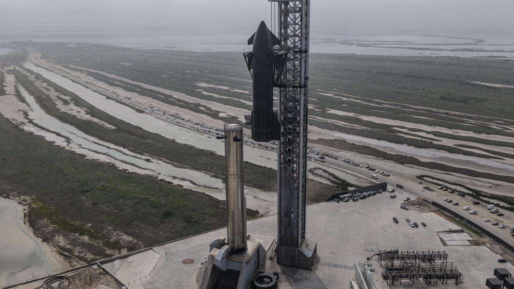 La Starship V3 es montada en el cohete Super Heavy antes de su lanzamiento