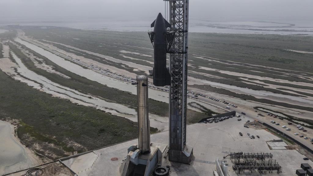 La Starship V3 es montada en el cohete Super Heavy antes de su lanzamiento