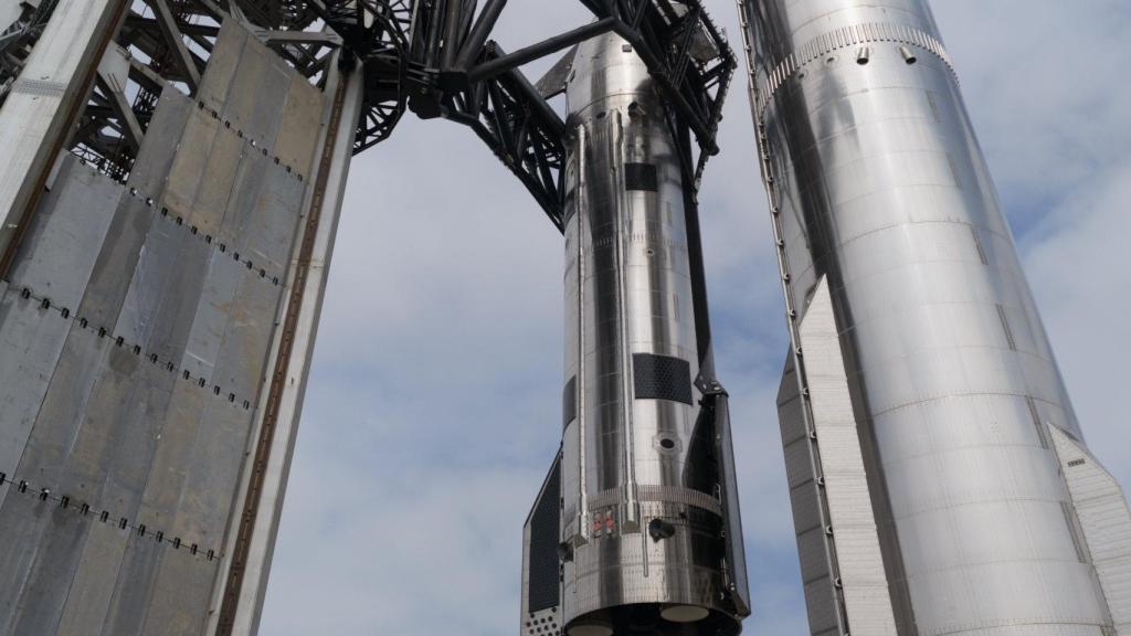 La Starship V3 es montada en el cohete Super Heavy antes de su lanzamiento