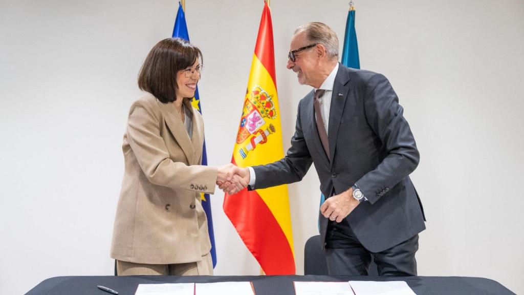 Diana Morant, ministra de Ciencia, Innovación y Universidades, firma el acuerdo con el Director General de la ESA, Josef Aschbacher
