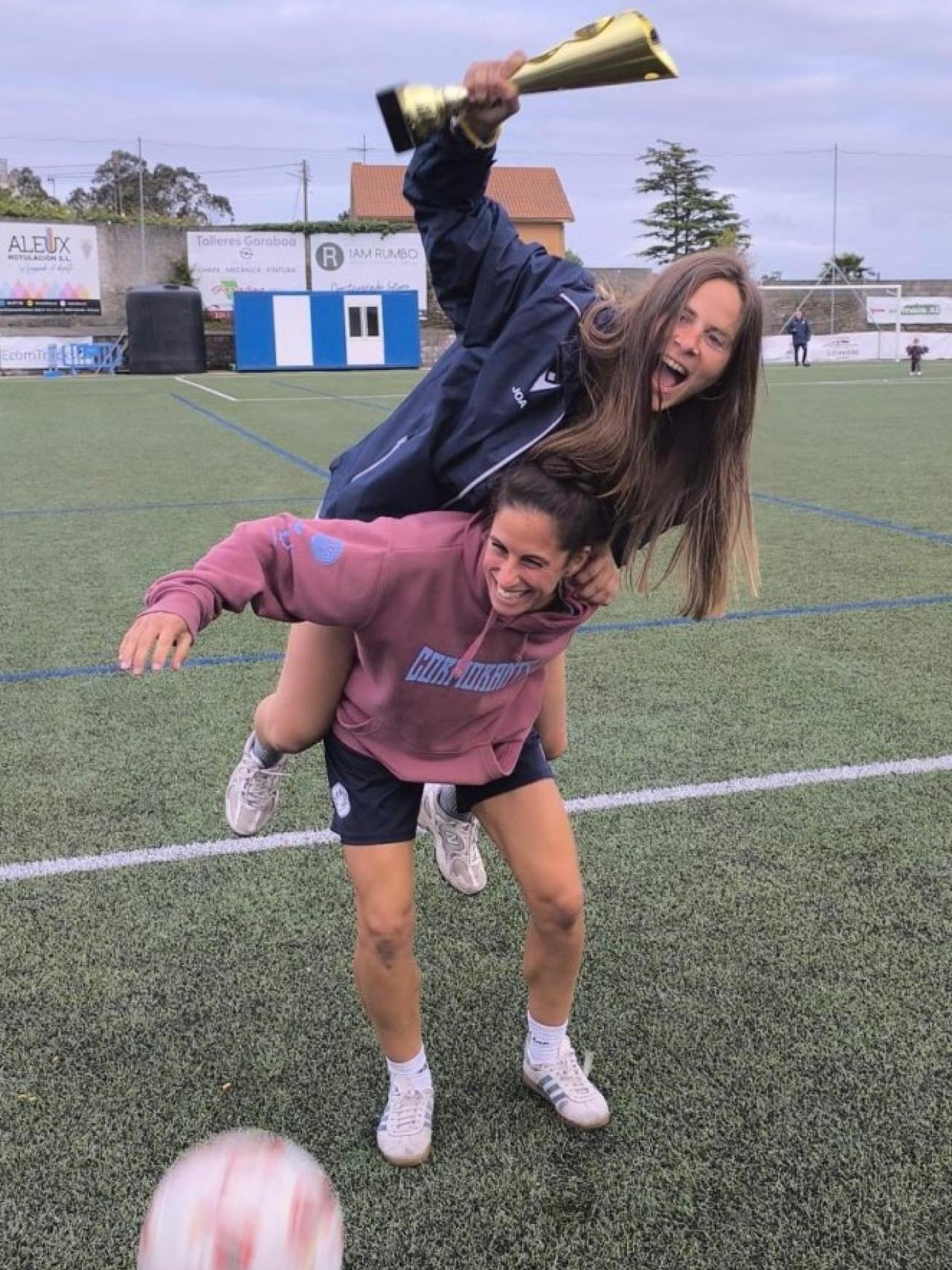 Paloma Soto y Joana Montouto celebran un trofeo ganado por Esclavas.