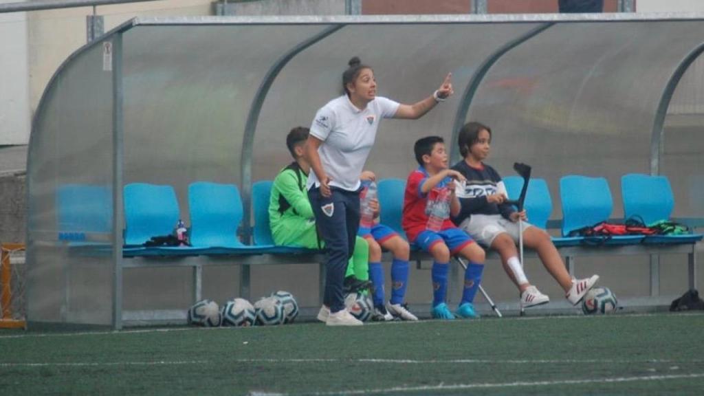 Cruz da instrucciones a un equipo del Bergantiños durante un partido.