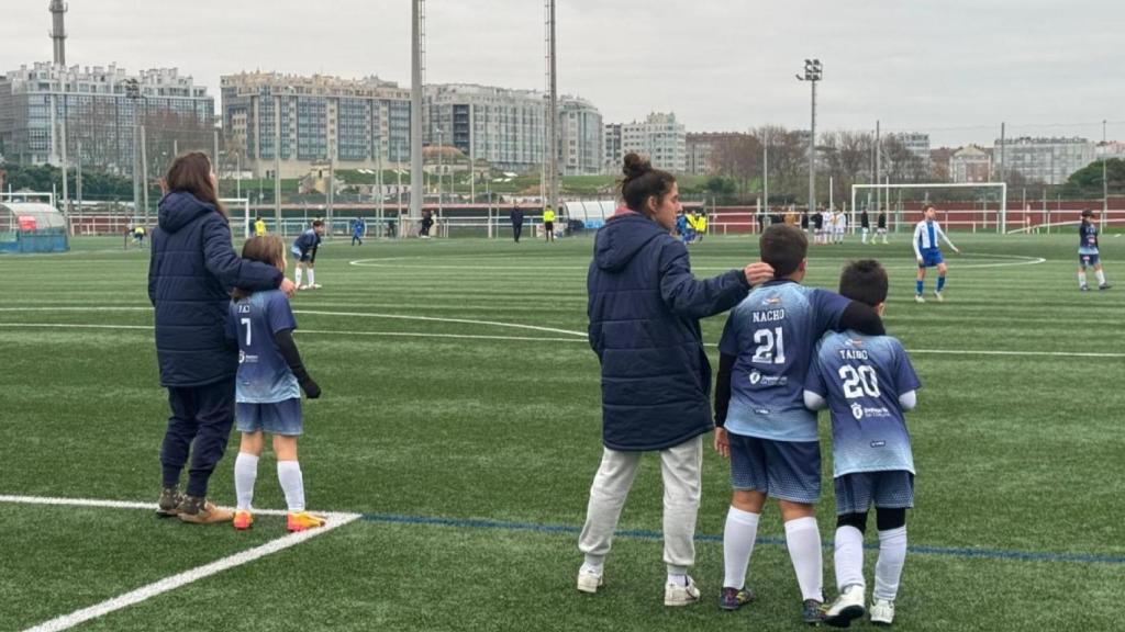 Paloma y Joana, con jugadores del Esclavas antes de entrar al campo en un partido en A Torre.