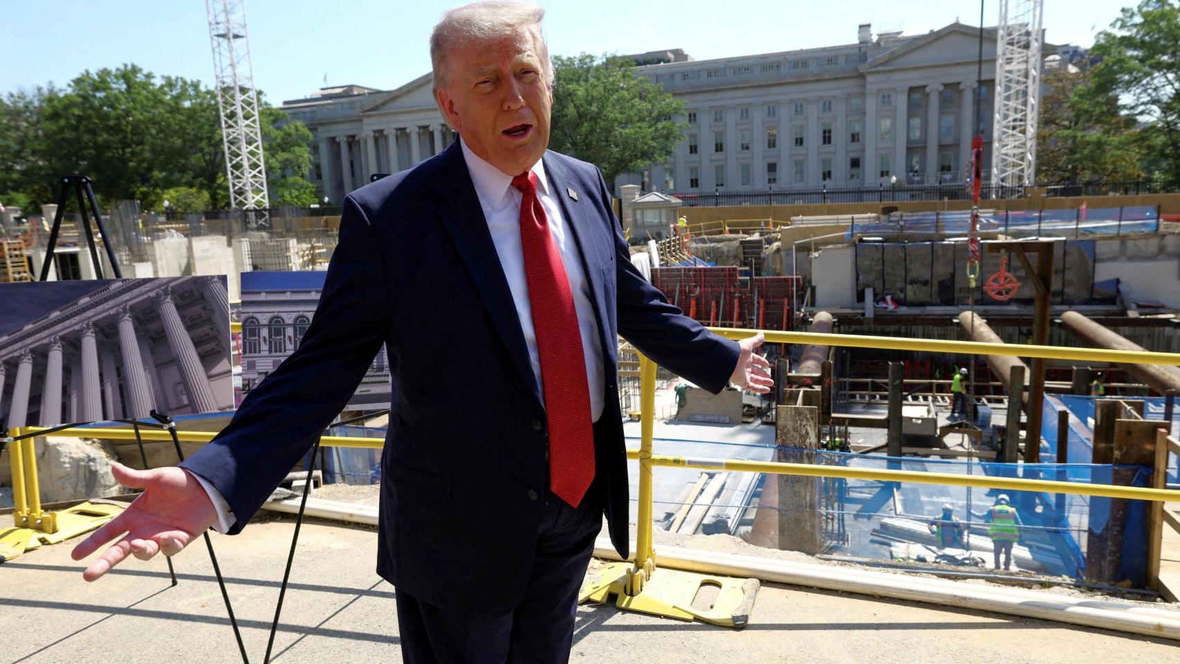 El presidente de EEUU, Donald Trump revisa las obras de construcción del salón de baile en la Casa Blanca.