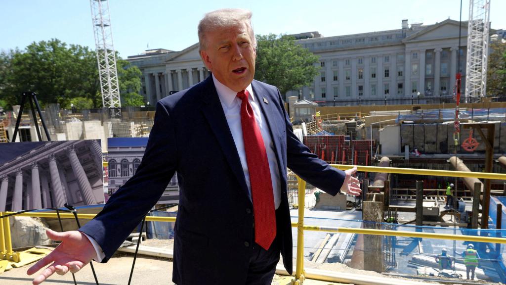 El presidente de EEUU, Donald Trump revisa las obras de construcción del salón de baile en la Casa Blanca.