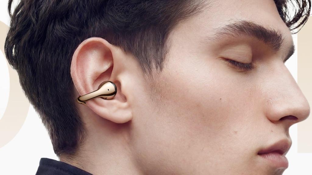 Un hombre con los Xiaomi Clip