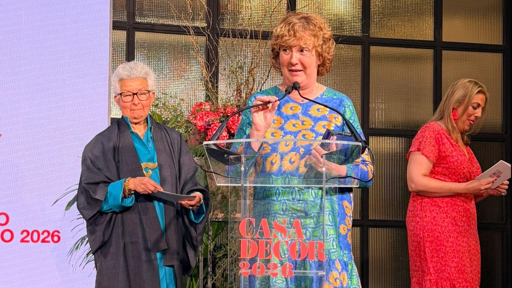 Leticia Valera recogiendo el premio para su ONG Kassumay.