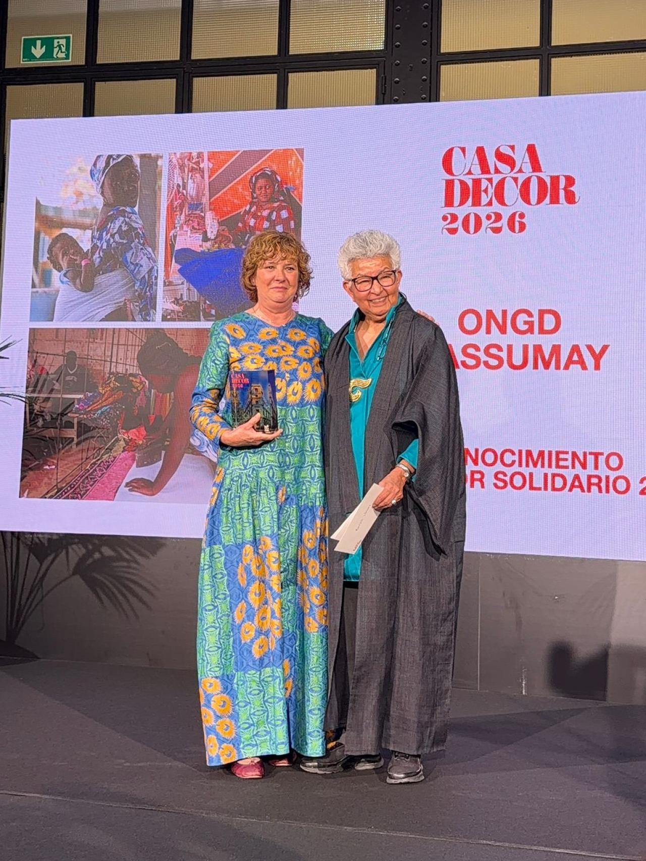 La premiada, en el escenario junto a Kersti Urvois, presidenta de Casa Decor.